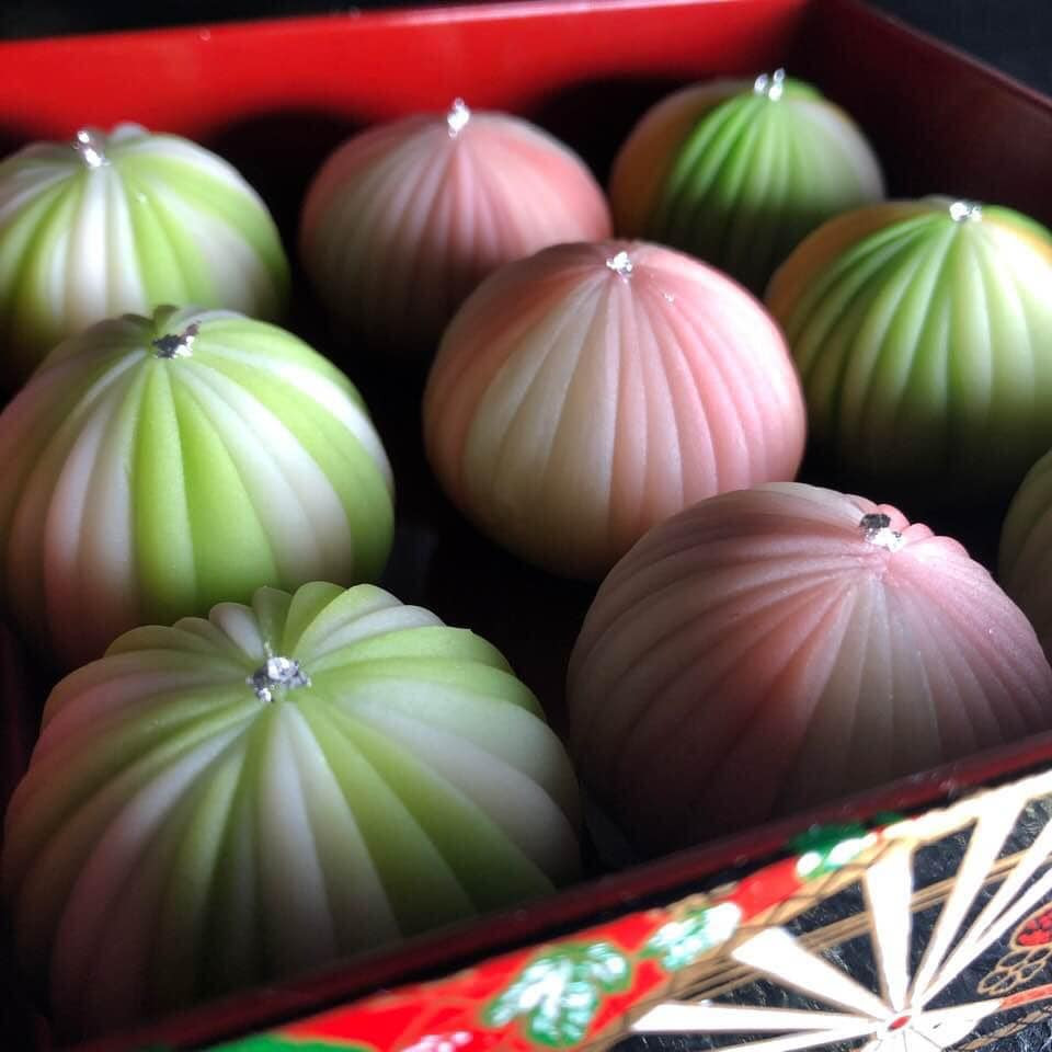 Món bánh này có tên là Temari, thuộc dòng bánh Nerikiri của Nhật Bản.