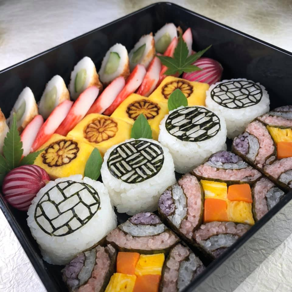 Cách bày trí hộp cơm đầy màu sắc khiến ai cũng bị kích thích vị giác.