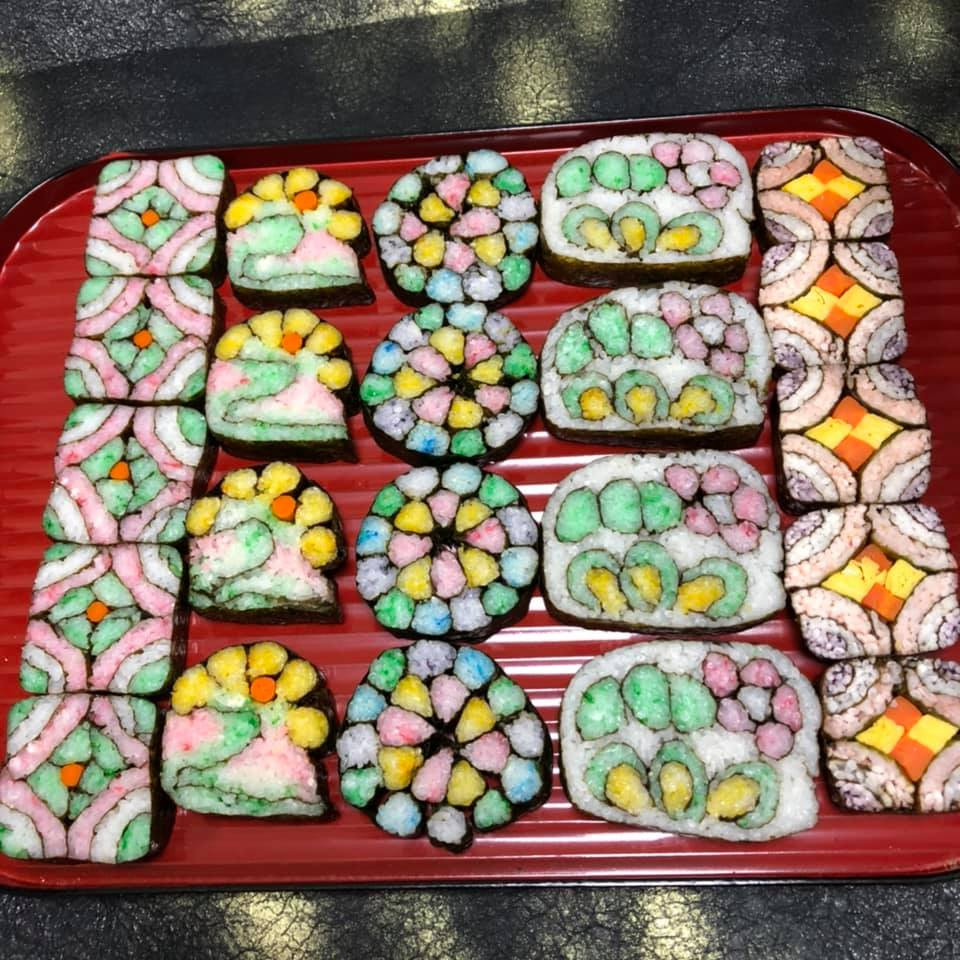 Mới đây, mẹ Việt ở Nhật này đang mày mò làm món cơm cuộn nghệ thuật cực bắt mắt của đất nước mặt trời mọc.