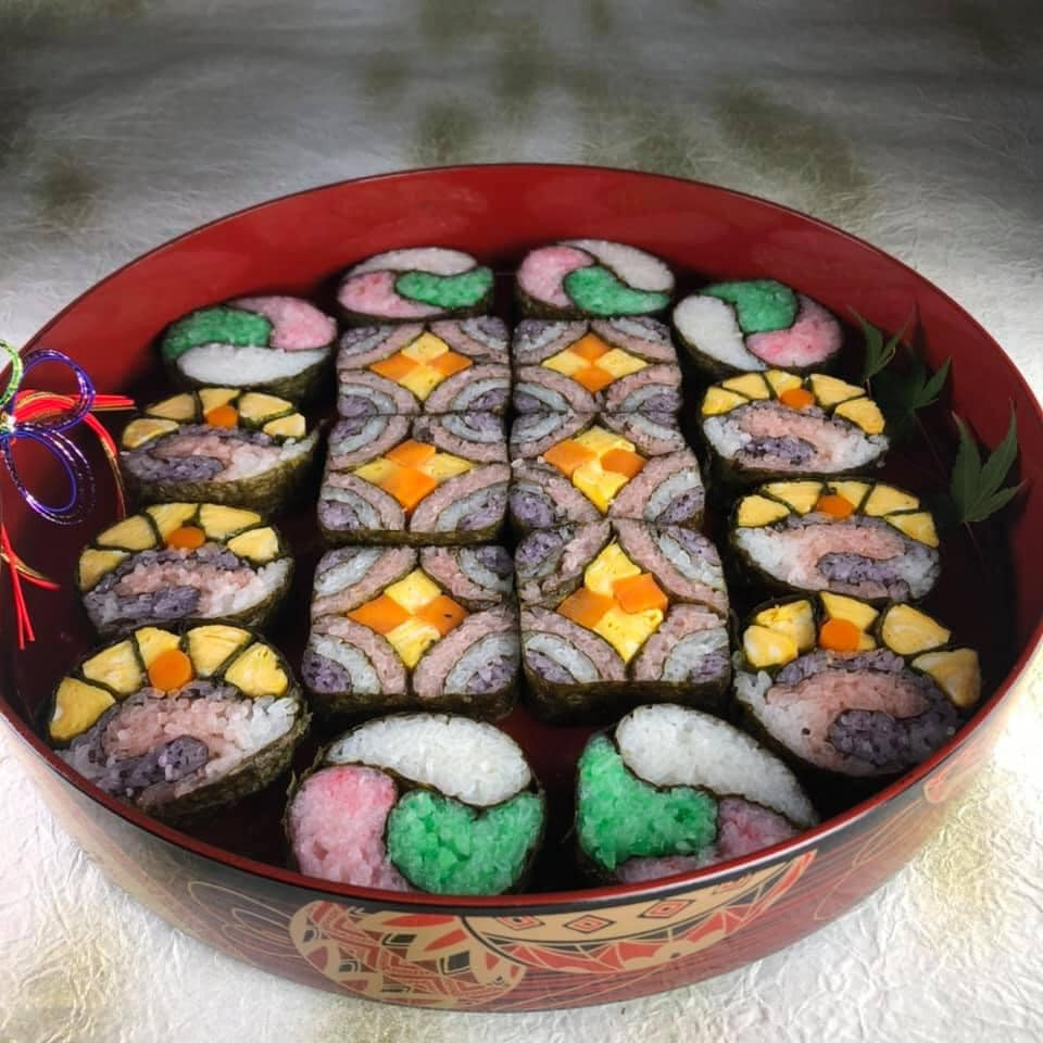 Những hộp cơm cuộn được sắp xếp tỉ mỉ và công phu khiến ai nhìn cũng thích thú.