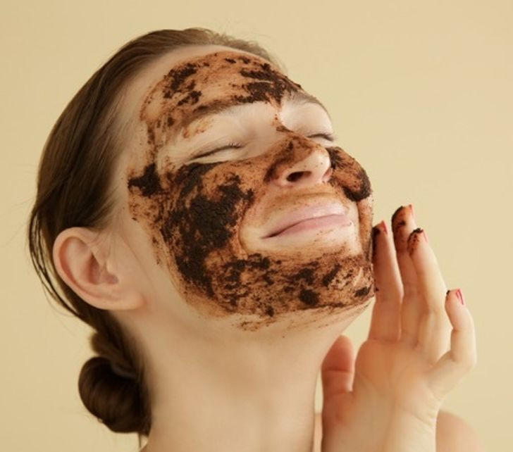 Cà phê: Trộn 1/2 cốc bột cà phê với một thìa mật ong và ba thìa sữa tươi không đường cho đến khi được hỗn hợp dạng kem. Thoa hỗn hợp lên da đã được làm sạch. Để mặt nạ lưu lại trên da 15 phút rồi rửa sạch lại.