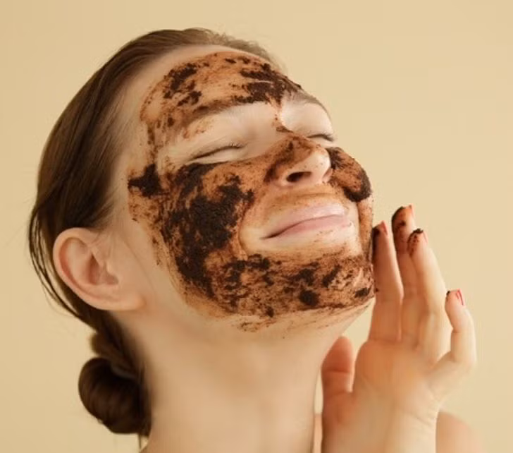 Cà phê: Trộn 1/2 cốc bột cà phê với một thìa mật ong và ba thìa sữa tươi không đường cho đến khi được hỗn hợp dạng kem. Thoa hỗn hợp lên da đã được làm sạch. Để mặt nạ lưu lại trên da 15 phút rồi rửa sạch lại.