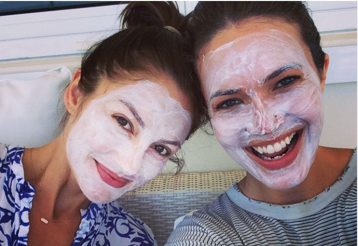 Sữa chua: Trộn ba thìa sữa chua không đường với một thìa mật ong và một thìa dầu dừa cho đến khi được hỗn hợp dạng kem. Thoa một lớp mỏng lên da đã được làm sạch. Để mặt nạ lưu lại trên da 20 phút rồi rửa sạch lại.