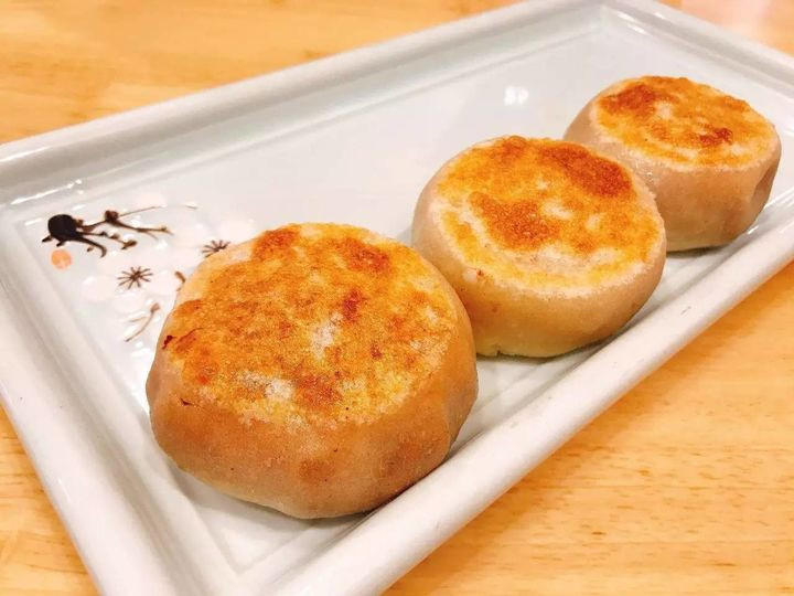 Mặc dù loại bánh này giống với bánh rán thông thường, nhưng lớp vỏ bánh mềm hơn nhiều, nhân bên trong cũng đặc biệt hơn hẳn.