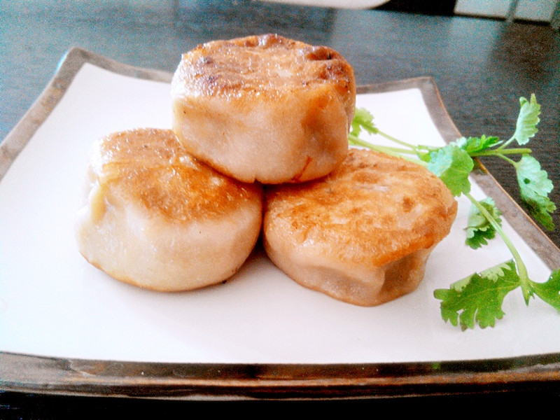 Bánh nhân thịt nên ăn ngay khi còn nóng, nếu để nguội bơ sẽ đông lại, kém ngon. Nhưng bạn cũng đừng quá nôn nóng mà cắn miếng to, nó có thể gây bỏng.