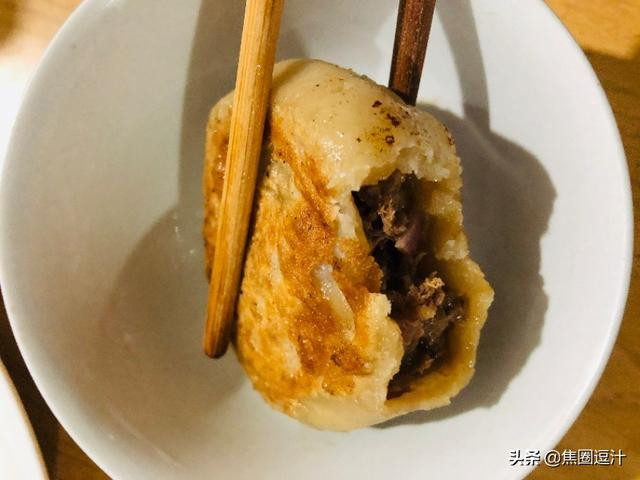 Những chiếc bánh được nướng thơm phức, vàng đều 2 mặt, nước súp và nhân đặc sệt bên trong thơm ngon, lớp vỏ cháy cạnh bên ngoài giòn tan, bên trong ẩm mềm, cắn một miếng, nhân tuôn trào trong miệng, hương vị thực sự tuyệt vời.