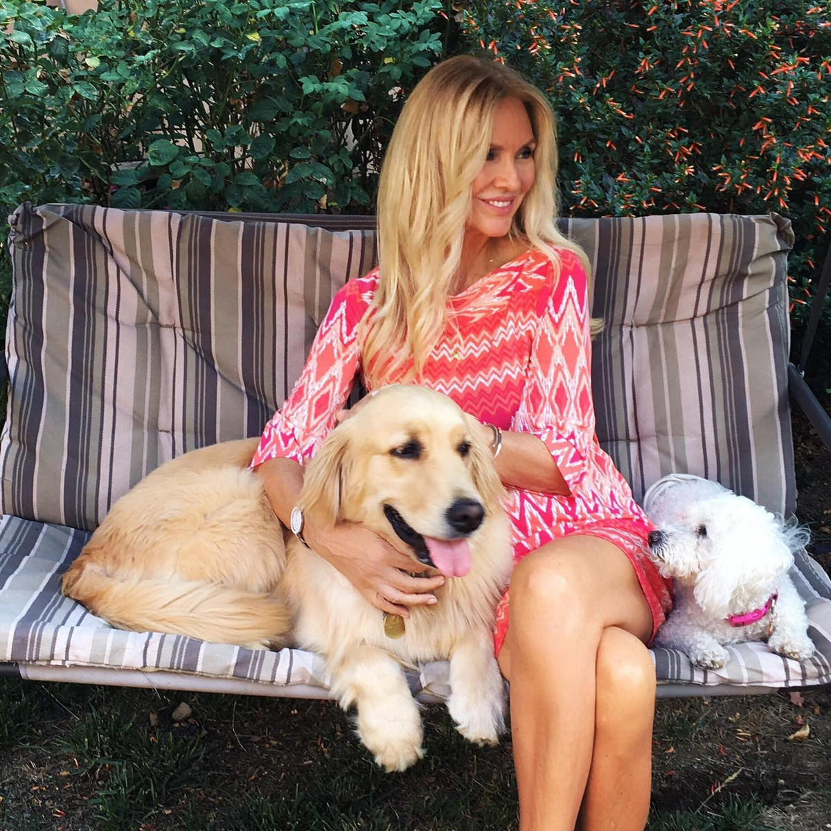 Đặc biệt, bà luôn chú ý đến liệu pháp tinh thần bằng cách giữ cho tâm thế mình luôn cân bằng, thoải mái và lạc quan trong mọi hoàn cảnh. Angela cho rằng, bà đã vượt qua nhiều mối nguy bệnh tật mà không cần dùng đến thuốc thang hay một phương pháp điều trị nào.