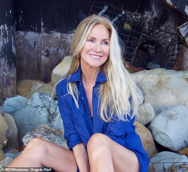 Chia sẻ về bí quyết giữ nét thanh xuân vượt thời gian của mình, bà Angela cho biết, ở tuổi 20, bà được chuẩn đoán mắc bệnh Lupus và bác sĩ cho biết, bà vẫn có thể điều trị mà không phải dùng thuốc.