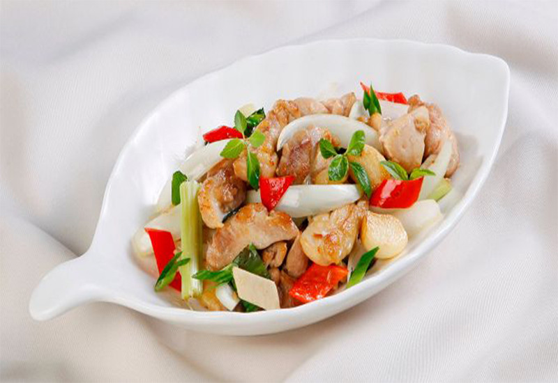 Daan Woo cũng cho biết gạo trắng chứa nhiều tinh bột nên có thể chuyển hóa thành mỡ tích tụ ở eo, bụng. Vì vậy khi bắt đầu giảm cân thì hãy từ bỏ cơm trắng và thay bằng những loại thực phẩm có GI thấp.