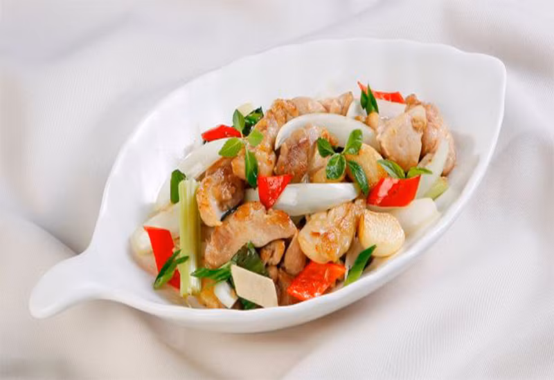 Daan Woo cũng cho biết gạo trắng chứa nhiều tinh bột nên có thể chuyển hóa thành mỡ tích tụ ở eo, bụng. Vì vậy khi bắt đầu giảm cân thì hãy từ bỏ cơm trắng và thay bằng những loại thực phẩm có GI thấp.