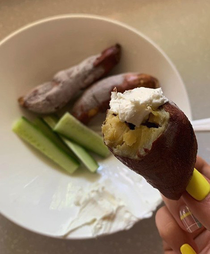 Đầu tiên, Daan Woo lựa chọn những thực phẩm có lượng GI thấp gồm gạo lứt, gạo đen, khoai lang...thêm vào thực đơn ăn uống hàng ngày. Mặc dù GI thấp nhưng chúng rất giàu chất xơ. Chính vì lẽ đó, Daan Woo đã thay thế cơm trắng hoàn toàn bằng những loại thực phẩm này. Cân nặng của cô đã được kiểm soát hơn.