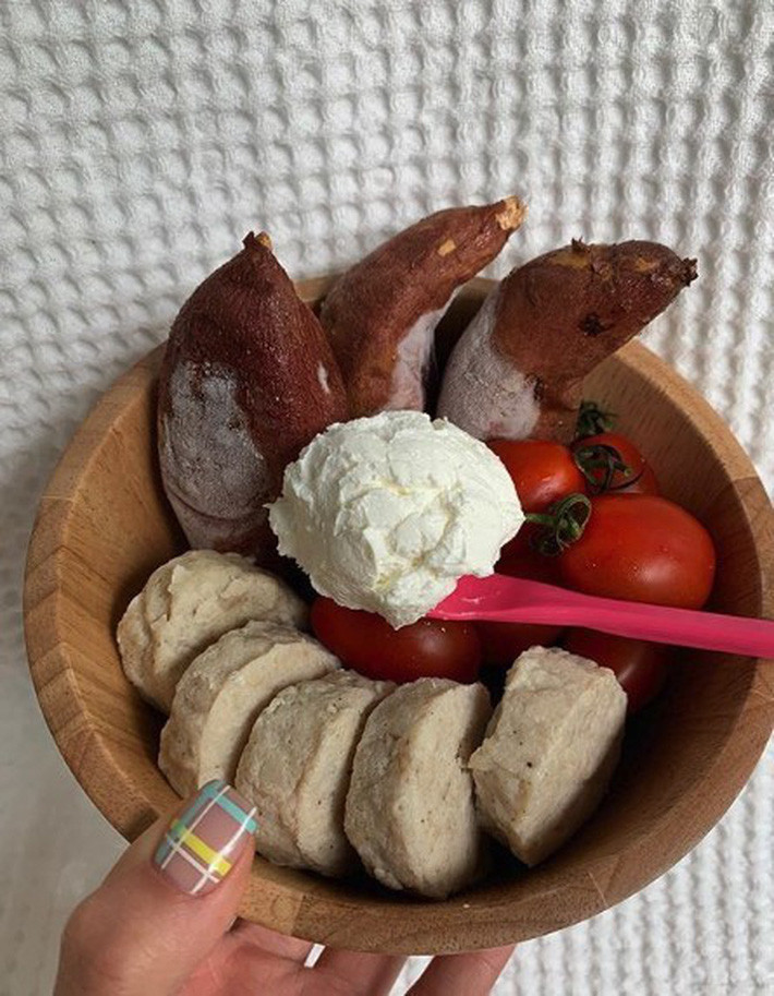 Món thứ 3 trong thực đơn ăn kiêng của Daan Woo là phô mai kem. Nhiều người cho rằng phô mai sẽ khiến cơ thể bị béo. Tuy nhiên nếu ăn đủ lượng thì nó còn là thực phẩm giảm cân tốt cho sức khỏe bởi phô mai có đầy đủ chất dinh dưỡng thiết yếu như protein, chất béo, canxi.