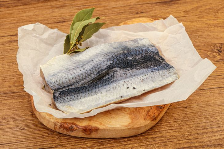 6. Cá trích: Hendrikje van Andel-Schipper (thọ 115 tuổi), còn gọi là Hennie, cho rằng tuổi thọ của bà là nhờ ăn cá trích muối sống và uống nước cam. Khi bà 82 tuổi, Hennie quyết định hiến xác cho khoa học khi bà qua đời.