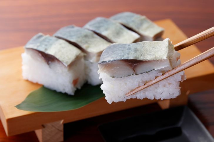 5. Sushi: Sống 117 năm, bà Misao Okawa tin rằng 2 yếu tố chính góp phần giúp bà sống lâu là giấc ngủ và ăn sushi. Ngoài việc đảm bảo ngủ ít nhất 8 tiếng mỗi ngày, Okawa đặc biệt thích một loại sushi, đó là cá thu đặt trên cơm hấp giấm.