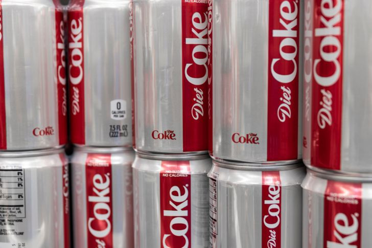 8. Soda ăn kiêng: Bà Theresa Rowley (104 tuổi) thường uống một lon Diet Coke (soda ăn kiêng) mỗi ngày. “Tôi uống nó vì tôi thích nó”, bà chia sẻ trong một cuộc phỏng vấn. Ảnh: BS.