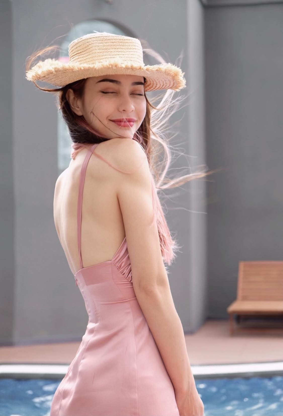 Người đẹp lai Việt - Pháp thường chọn cho mình trang phục bó sát hay váy hở lưng khoe đường cong cơ thể và làn da trắng nõn.