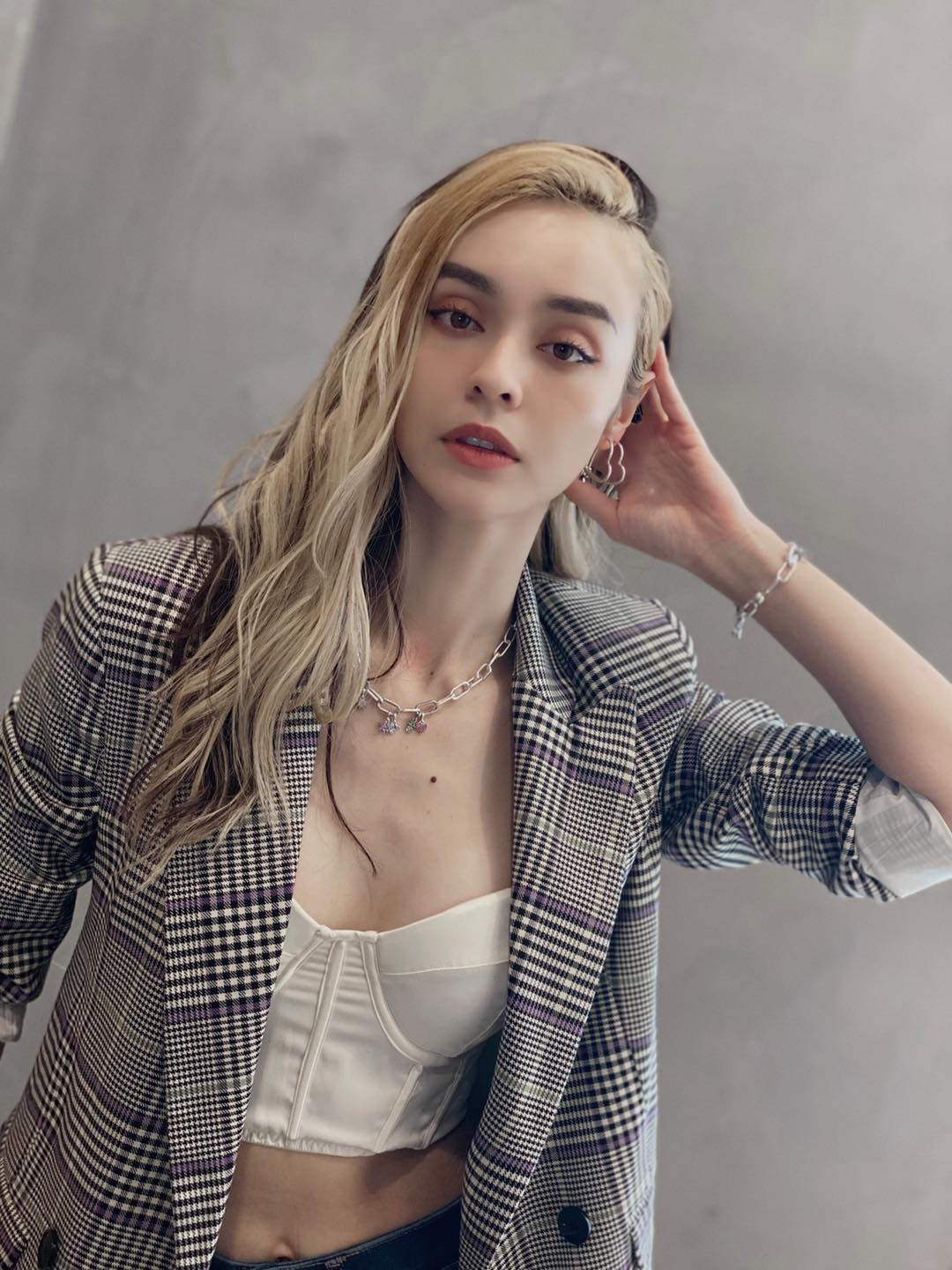 Lợi thế hình thể săn chắc giúp cô luôn ghi điểm về gu thẩm mỹ cũng như đảm bảo tính an toàn, không phô phang.