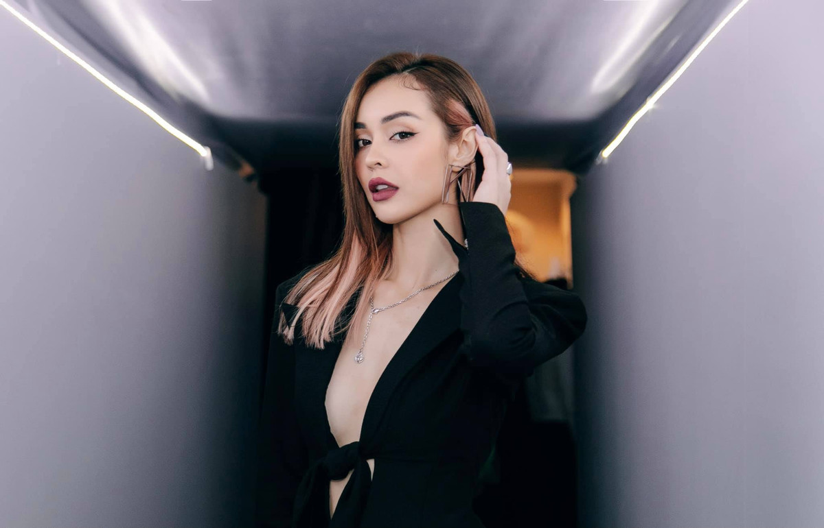 Lướt qua trang cá nhân nữ ca sĩ, người hâm mộ không khó để bắt gặp những bộ đồ thể hiện cá tính mạnh của cô nàng.