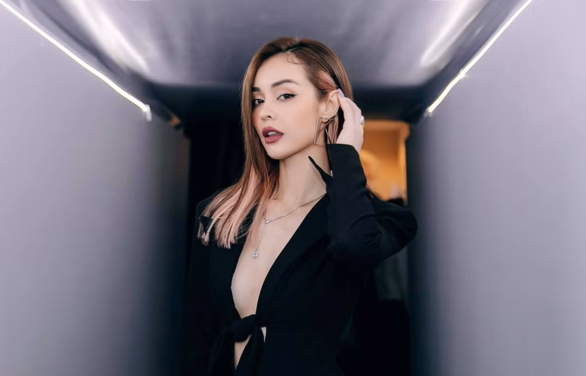 Lướt qua trang cá nhân nữ ca sĩ, người hâm mộ không khó để bắt gặp những bộ đồ thể hiện cá tính mạnh của cô nàng.