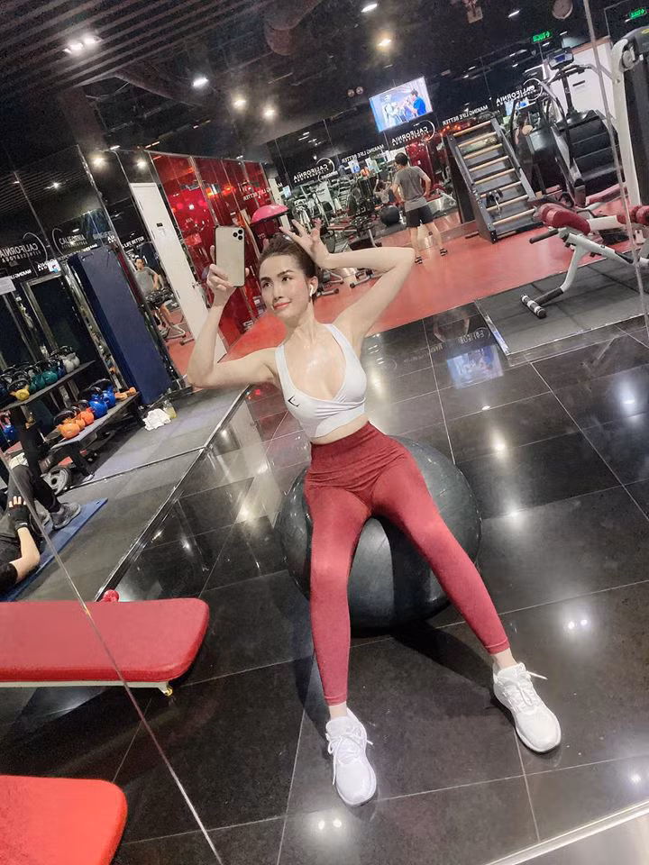 Ngoài tập yoga, Phan Thị Mơ còn chăm chỉ tới phòng gym để luyện tập. Ảnh: FBNV.