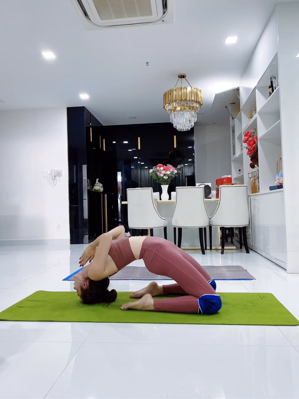 Cô tập luyện những động tác thiên về kéo giãn cơ, uốn dẻo để mở khớp linh hoạt.