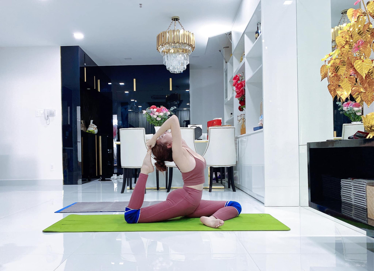 Có thể thấy, Phan Thị Mơ thực hiện các động tác yoga khá thuần thục và dẻo dai.
