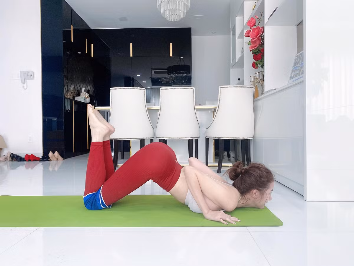 Phan Thị Mơ dành nhiều thời gian tập các động tác yoga để duy trì vóc dáng.
