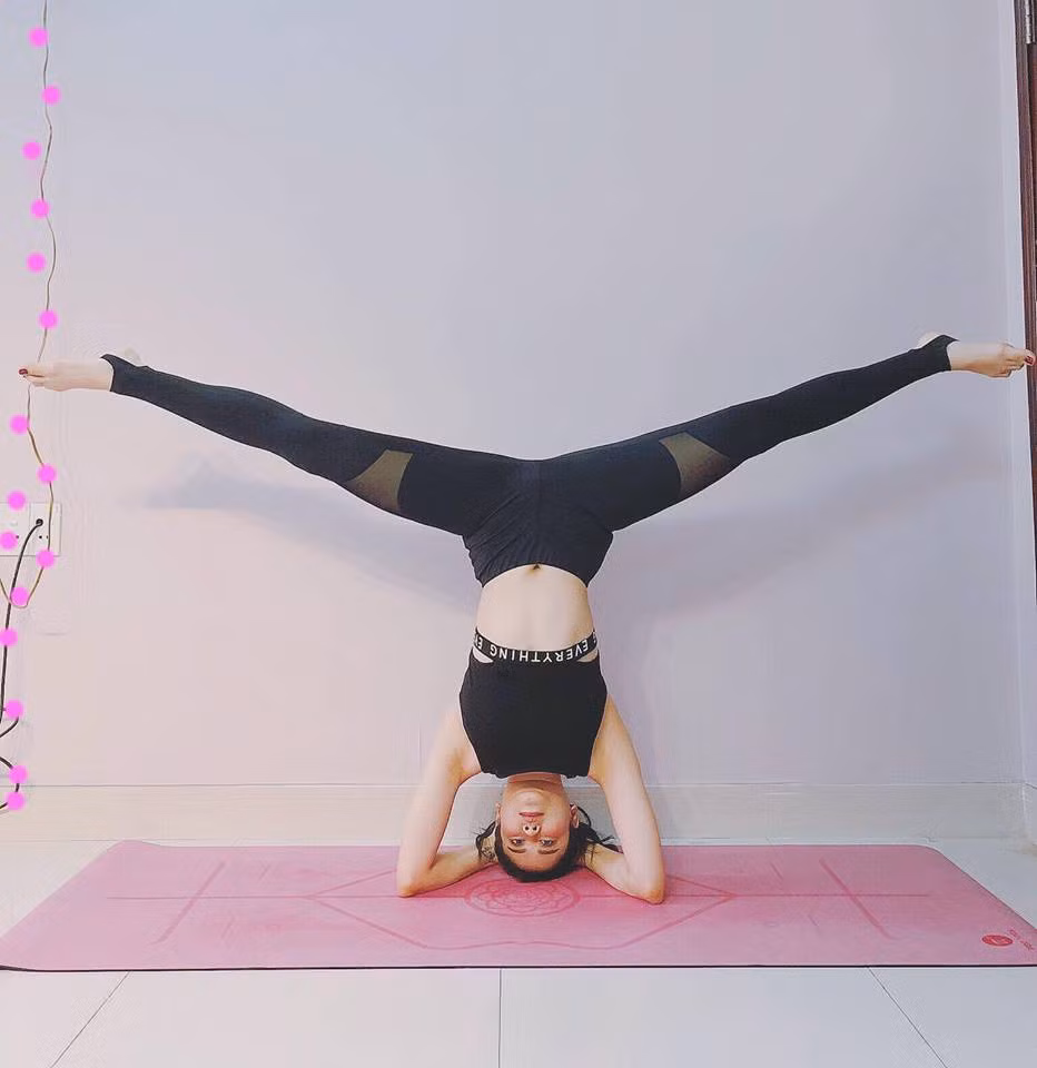 Nữ ca sĩ thực hiện động tác trồng cây chuối khá điêu luyện. Ảnh: FBNV. 