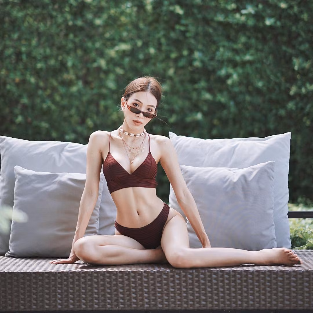 Vòng eo nổi rãnh sâu hun hút chính là điểm tự hào nhất trên cơ thể Ann Manas.