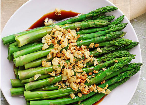 Măng tây: Theo Eatthis, loại rau lợi tiểu này là một trong những nguồn thực vật hàng đầu cung cấp tryptophan. Tryptophan là một axit amin đóng vai trò là nền tảng để kích thích serotonin. Khi cơ thể sản xuất nhiều serotonin hơn, nó có thể thúc đẩy tâm trạng của bạn.Bên cạnh đó, măng tây có hàm lượng folate cao, một chất dinh dưỡng có thể chống trầm cảm.