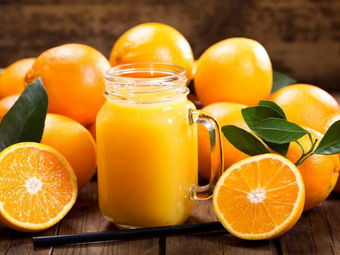 Cam: Cam rất giàu vitamin C, vitamin A và vitamin B. Cam giúp chống lại các gốc tự do liên quan đến căng thẳng và bệnh tim. Một trong những cách tốt nhất để hấp thụ các chất dinh dưỡng của cam là uống một ly nước cam tươi mỗi ngày. Một vài lát cam hoặc một ly nước cam sẽ giúp bạn chống lại căng thẳng.