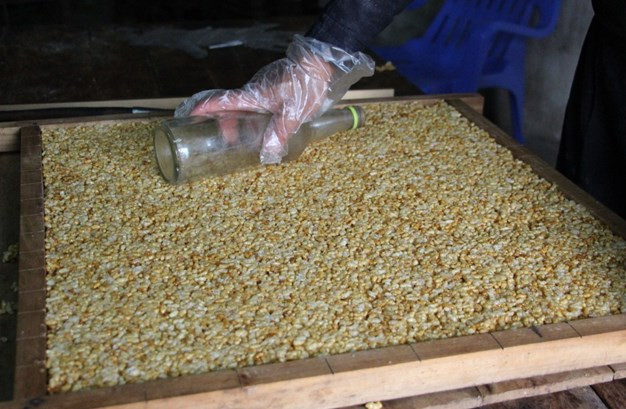 Bỏng rang xong sẽ được trộn với mật mía hoặc đèn phèn đã nấu dẻo ở độ như người ta làm kẹo kéo (ngon nhất vẫn là nấu với mật mía).