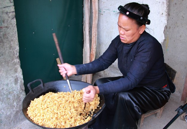 Khoảng 8 -10 tiếng sau, bỏ xôi vào cối giã để hạt cơm dẹt lại, khi đó mang đi rang hạt xôi mới phồng đẹp. Khi rang bỏng, mỗi mẻ chỉ rang một lượng bằng khoảng lưng bát ăn, như thế hạt bỏng mới giòn đều.