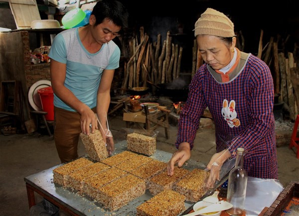 Ngày nay, tùy theo sở thích mà người làm khẩu sli có thể cho thêm lạc hay vừng vào bánh. Người ta cũng có thể dùng cốm để làm nguyên liệu cho món bánh đặc sản này.