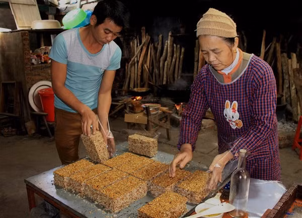 Ngày nay, tùy theo sở thích mà người làm khẩu sli có thể cho thêm lạc hay vừng vào bánh. Người ta cũng có thể dùng cốm để làm nguyên liệu cho món bánh đặc sản này.