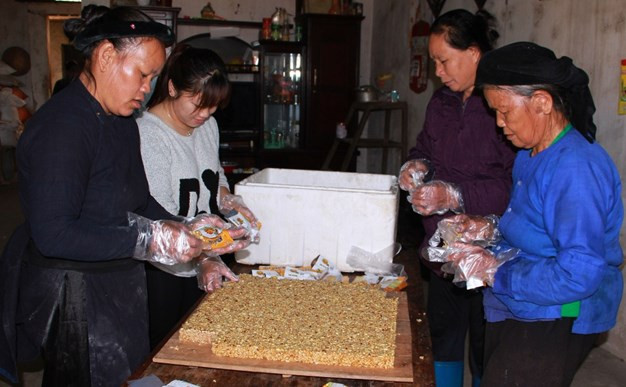 Sau khi chế biến, hai lớp bánh dính chặt lấy nhau, ăn giòn tan, lại có vị ngọt của đường phên, vị thơm của bỏng gạo và vị bùi của lạc khiến cho người ăn một miếng mà vấn vương mãi cái hương vị lạ lẫm đó.