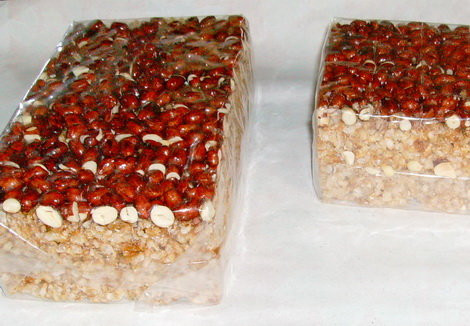 Bánh Khẩu Sli được chế biến theo công thức cổ truyền, từ các nguyên liệu sẵn có của địa phương như gạo nếp, lạc, đường mật và được sản xuất theo phương pháp thủ công gia truyền với các công đoạn khác nhau, như: đồ xôi, phơi, giã, sấy, sàng, rang.... bánh có mùi vị rất đặc trưng, thơm, ngon và bổ dưỡng.