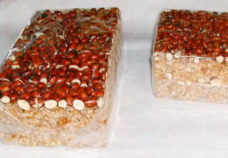 Bánh Khẩu Sli được chế biến theo công thức cổ truyền, từ các nguyên liệu sẵn có của địa phương như gạo nếp, lạc, đường mật và được sản xuất theo phương pháp thủ công gia truyền với các công đoạn khác nhau, như: đồ xôi, phơi, giã, sấy, sàng, rang.... bánh có mùi vị rất đặc trưng, thơm, ngon và bổ dưỡng.