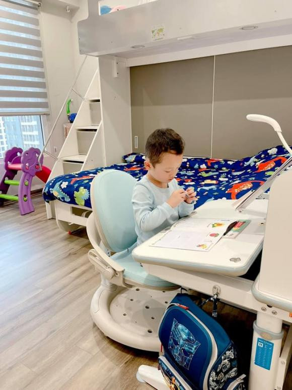 Con trai Ly Kute lon phong phao, miet mai ren chu vao lop 1