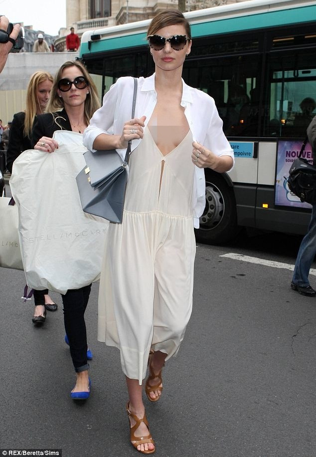 Miranda Kerr có phong cách thời trang táo bạo, đặc biệt lăng xê kiểu diện không nội y.