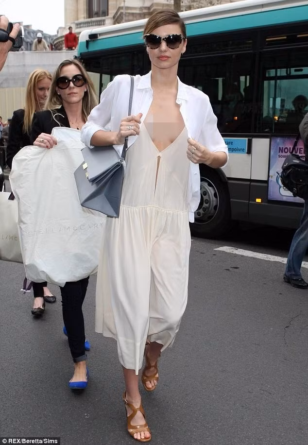 Miranda Kerr có phong cách thời trang táo bạo, đặc biệt lăng xê kiểu diện không nội y.