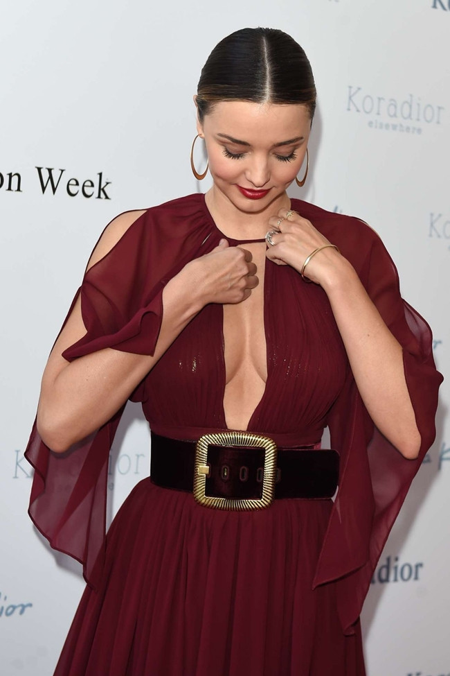 Cô từng khiến nhiều người ái ngại vì diện trang phục xẻ bạo lại “thả rông” vòng một.