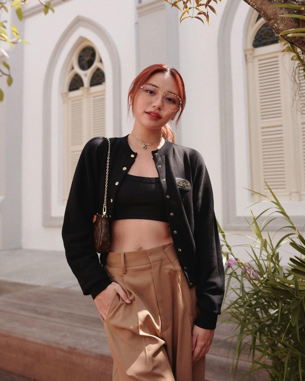 Ngoài đời, Calista khá chuộng những thiết kế để lộ lưng trần hay eo thon.