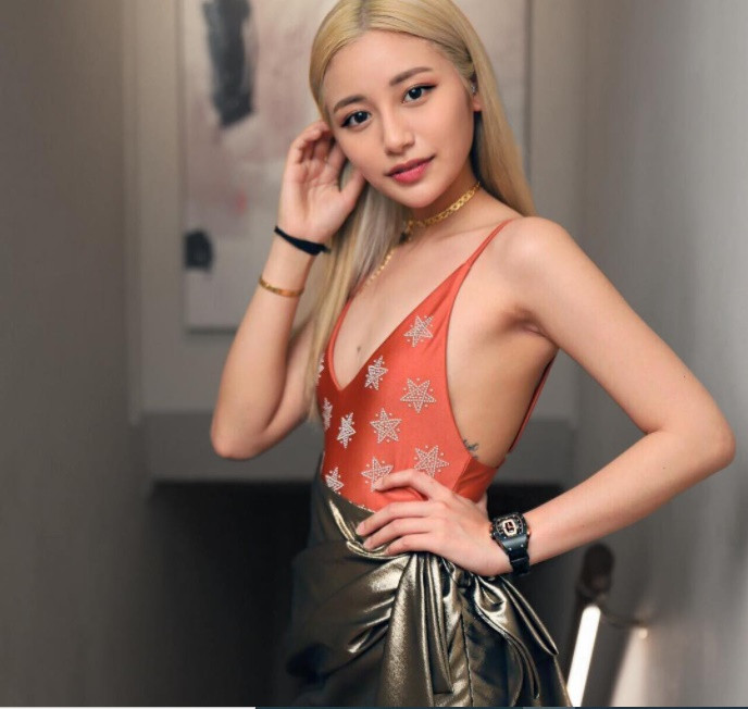 Trang mạng Trung Quốc nhận xét vẻ ngoài của Calista không quá xuất sắc nhưng cô cũng đạt tiêu chuẩn thẩm mỹ để thu hút giới trẻ.