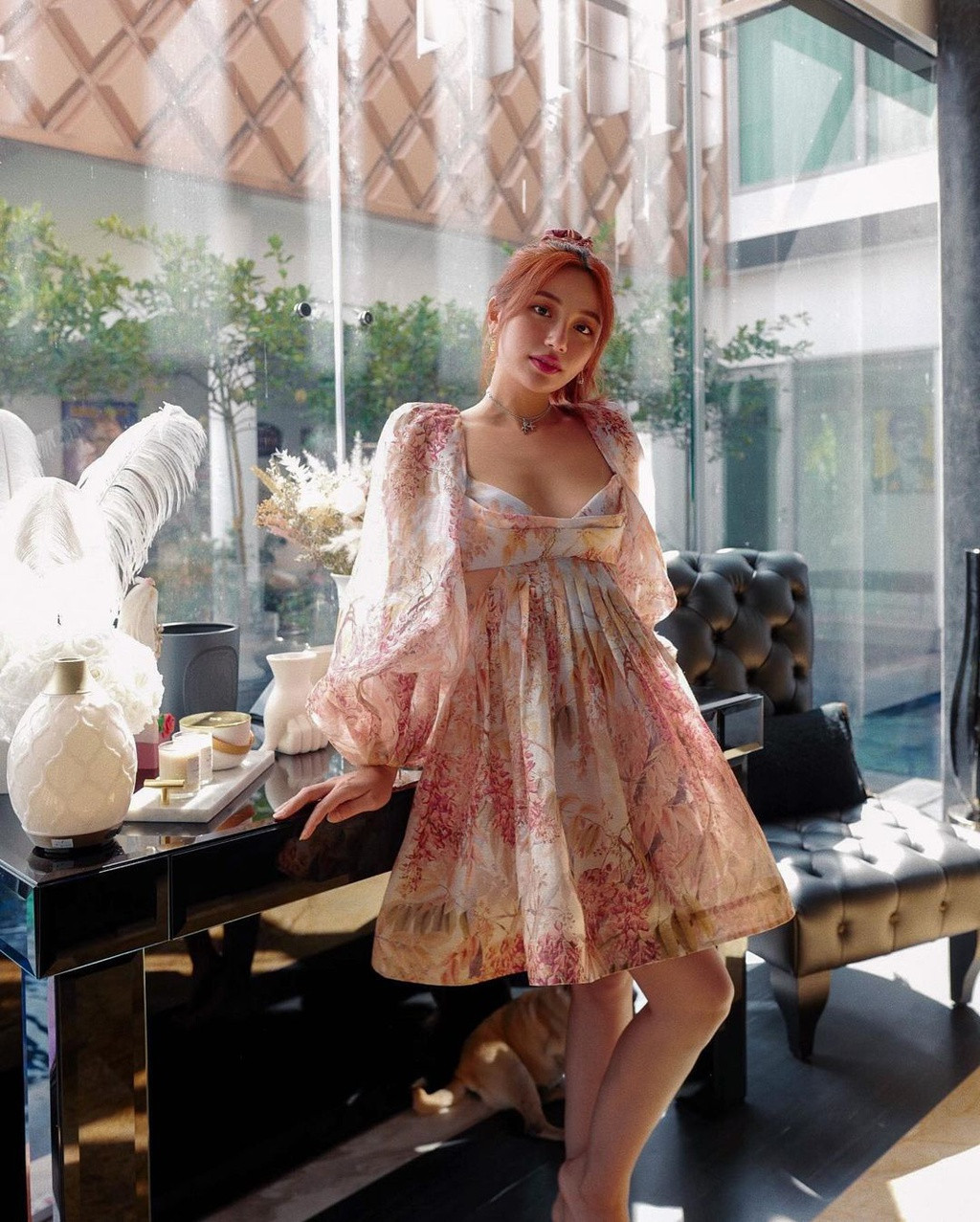 Với phong cách thời trang gợi cảm và sành điệu, Calista được xem là người có ảnh hưởng về thời trang nổi tiếng tại Singapore.