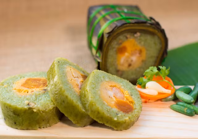 Bánh tét là một trong những đặc sản ngày Tết của người miền Trung, mang ý nghĩa đặc biệt về sự hội tụ của đất trời. Bánh tét miền Trung thường được gói bằng lá chuối với các nguyên liệu thịt, nếp, đậu… Bánh tuy đơn giản nhưng có hương vị thơm ngon rất đặc trưng và được ăn chung với dưa món củ kiệu.