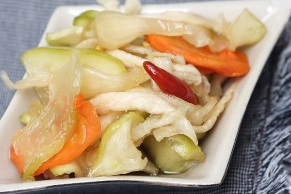 Dưa món củ kiệu là một trong những món ăn ngon và kích thích khẩu vị trong ngày Tết. Người miền Trung rất thích món ăn này vì sự kết hợp hài hòa giữa chua – ngọt – giòn và màu sắc bắt mắt. Dưa món được kết hợp từ nhiều nguyên liệu như cà rốt, đu đủ, dưa leo, củ cải, củ kiệu.... được ngâm chua mặn, khi ăn lại hơi giòn giòn.