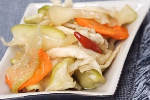 Dưa món củ kiệu là một trong những món ăn ngon và kích thích khẩu vị trong ngày Tết. Người miền Trung rất thích món ăn này vì sự kết hợp hài hòa giữa chua – ngọt – giòn và màu sắc bắt mắt. Dưa món được kết hợp từ nhiều nguyên liệu như cà rốt, đu đủ, dưa leo, củ cải, củ kiệu.... được ngâm chua mặn, khi ăn lại hơi giòn giòn.