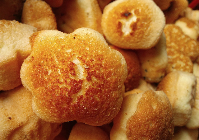 Bánh thuẫn: Trong những ngày đầu năm mới, người Đà Nẵng thường có thói quen ăn bánh thuẫn. Đây là một món ăn đặc biệt được làm từ trứng, bột mì, sữa và bơ. Bánh thuẫn sau khi nướng có màu vàng bắt mắt, nở bung như cánh hoa mai ngày xuân, hương thơm cuốn hút.