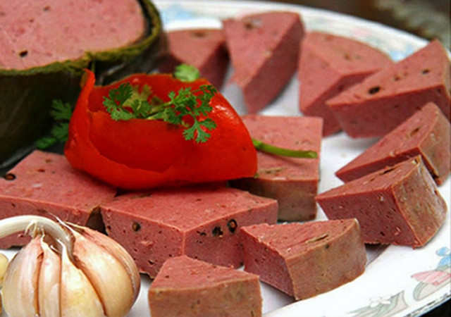 Chả bò: Cứ mỗi lần Tết đến xuân về, trong mâm cỗ của người miền Trung thường xuất hiện món chả bò. Đây là một món ăn ngon, hài hòa giữa các vị mặn – ngọt – giòn – dai – cay và rất bổ dưỡng. Chả bò muốn ngon phải làm từ thịt bò đùi xay nhuyễn và nêm nếm gia vị hoàn hảo. Ảnh: Internet. 